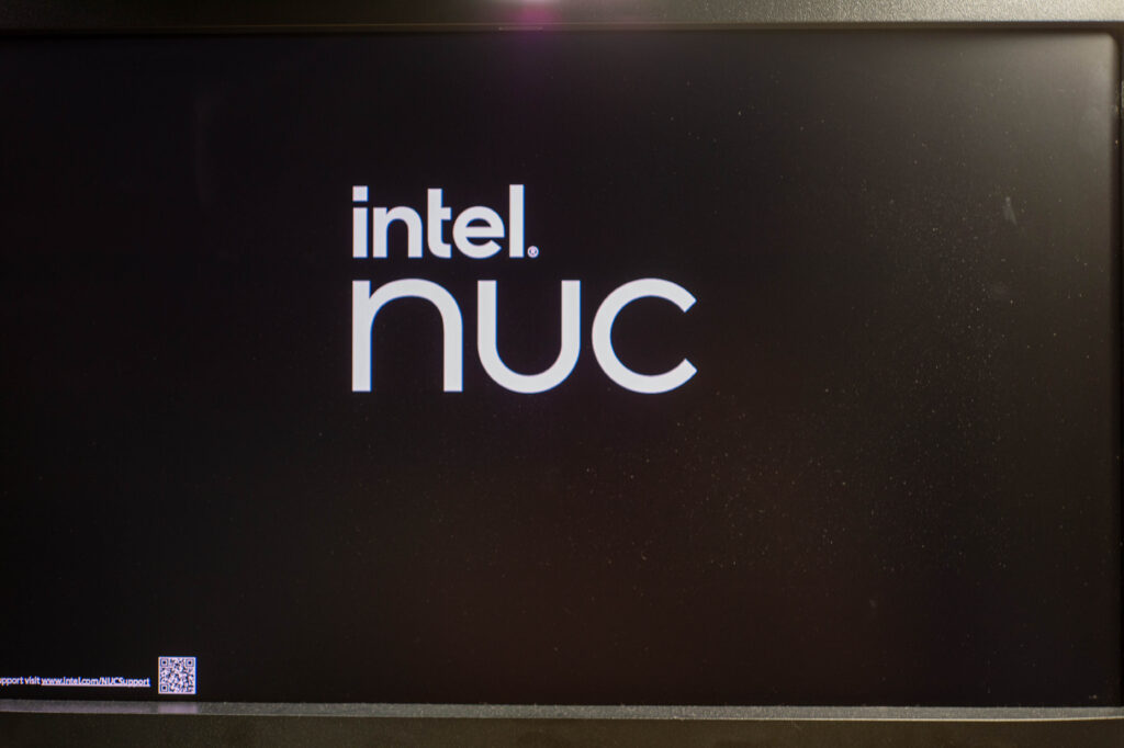 NUCフルスクリーンロゴ