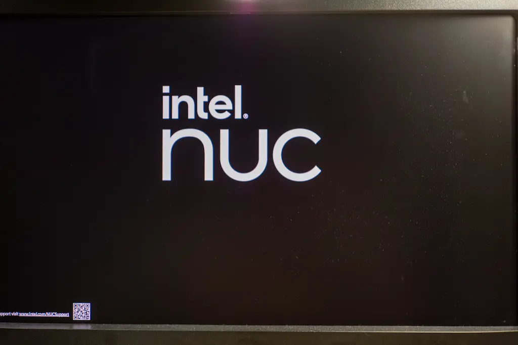 NUCフルスクリーンロゴ
