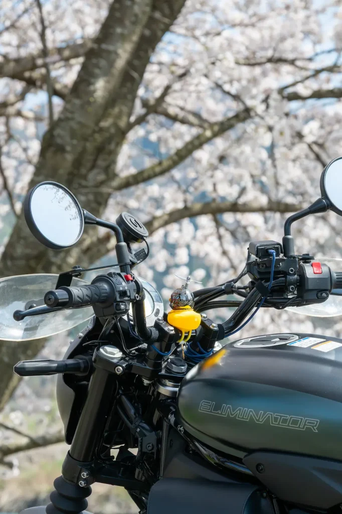 エリミネーター400SEのハンドル周りクローズアップ