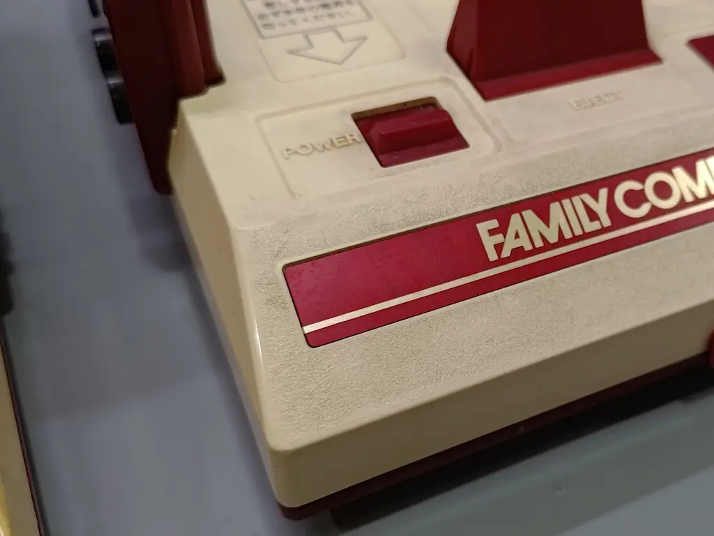 FFマークがない前期型ファミコン本体前面のアルミ銘板