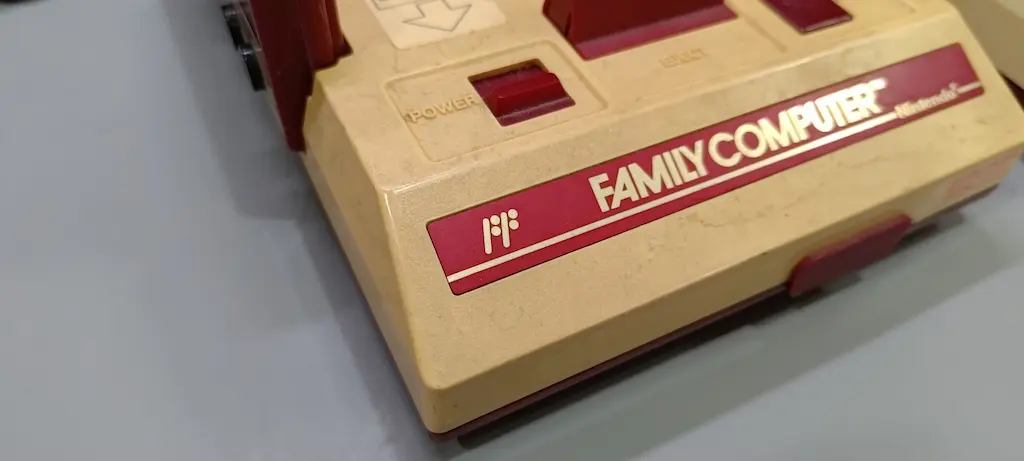FFマークがある後期型ファミコン本体前面のアルミ銘板