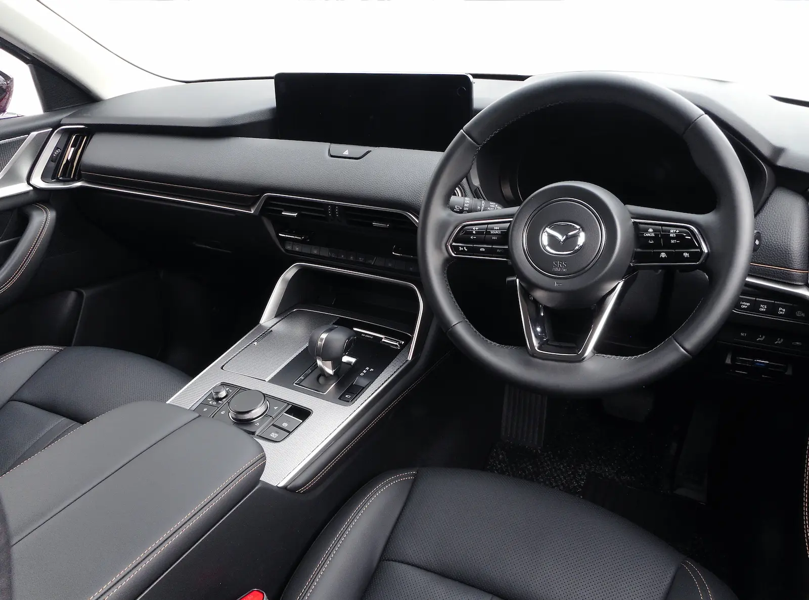 マツダCX-60 XDドライブエディションの内装。ステアリングとセンターコンソール