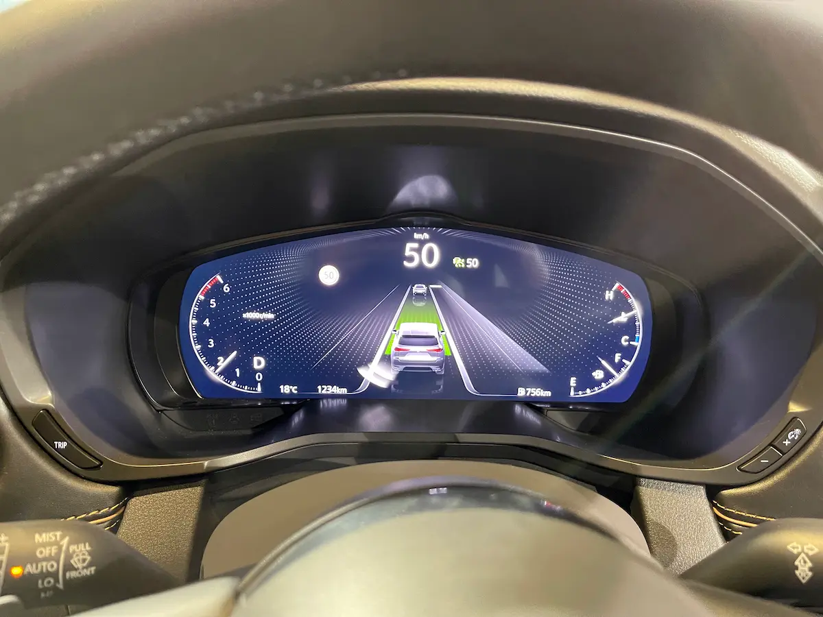 マツダCX-60 XD Exclusive Mode AWDのメーター。レーンキープアシスト作動中の白線・先行車表示
