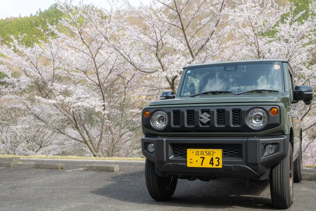青土ダム 桜｜青土ダムブルーリバーパーク駐車場と桜並木（横構図）