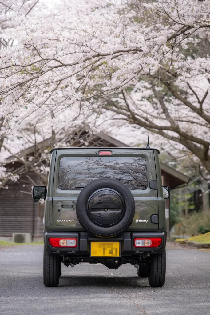 青土ダム 桜｜青土ダムブルーリバーパーク駐車場の桜並木とジムニーJB64W（縦構図）