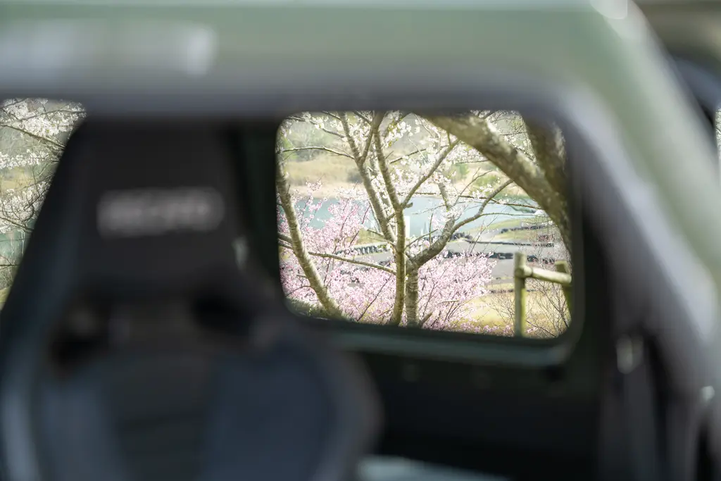 青土ダム 桜｜ジムニーJB64Wの車窓越しに見る桜（演出ショット）