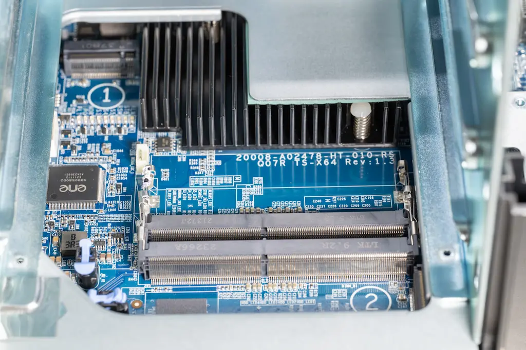 QNAP TS-464 メモリスロット装着前｜Samsung 8GBメモリ2枚へ交換する前の状態