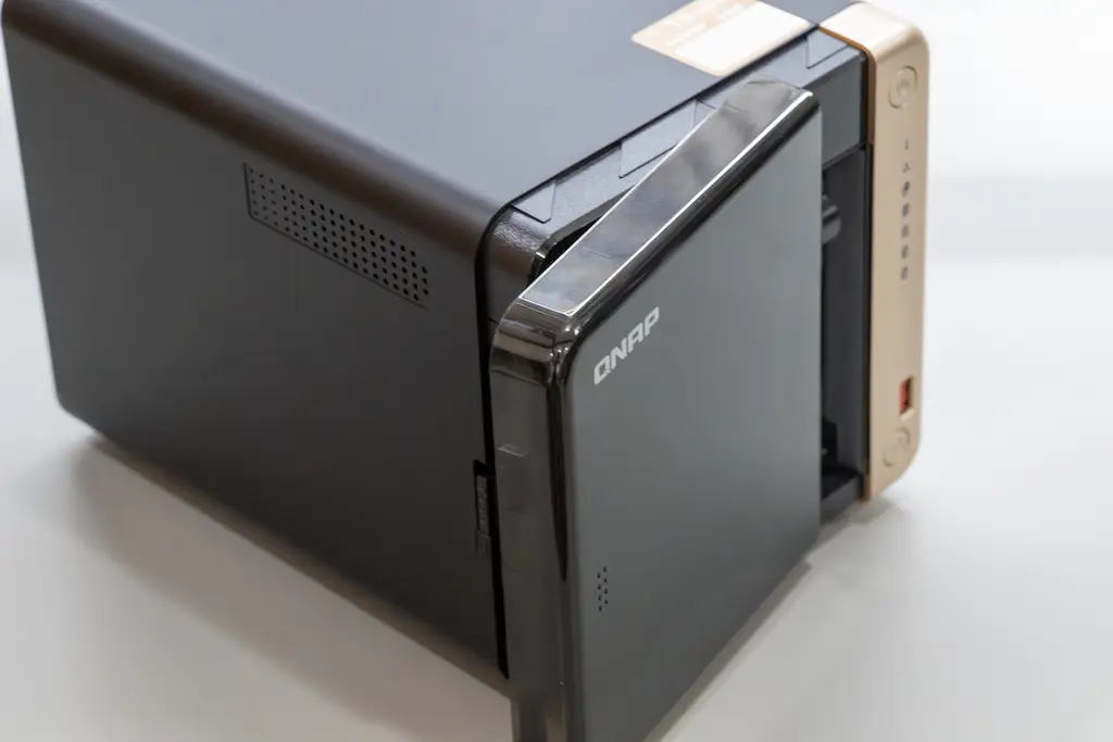 QNAP TS-464 作業後の外観｜メモリとM.2 SSD取り付け後にフロントカバーを戻す