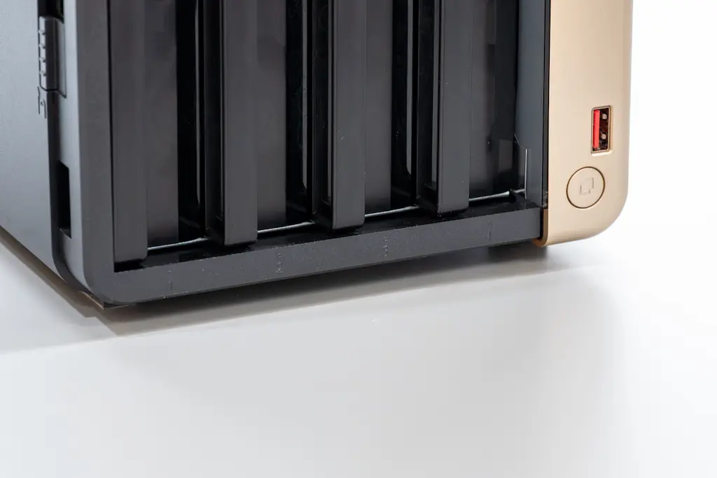 QNAP TS-464 HDDトレイ復旧｜M.2 SSDとメモリ交換後にHDDを元の順番で戻す