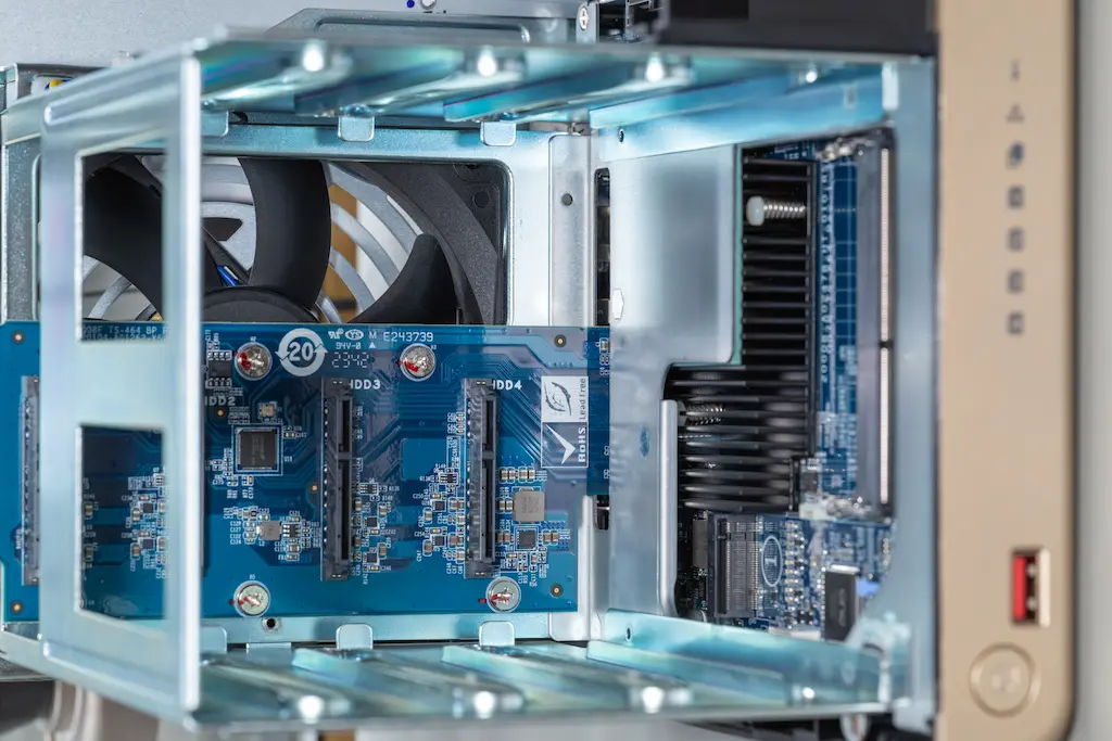 QNAP TS-464 内部構造｜HDDトレイを外したあとのメモリスロットとM.2スロット周辺