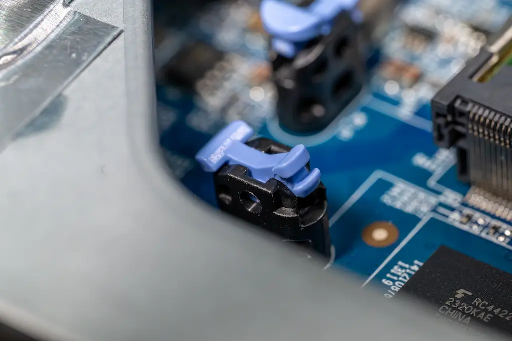 QNAP TS-464 M.2 SSD固定スペーサー｜ロック解除状態