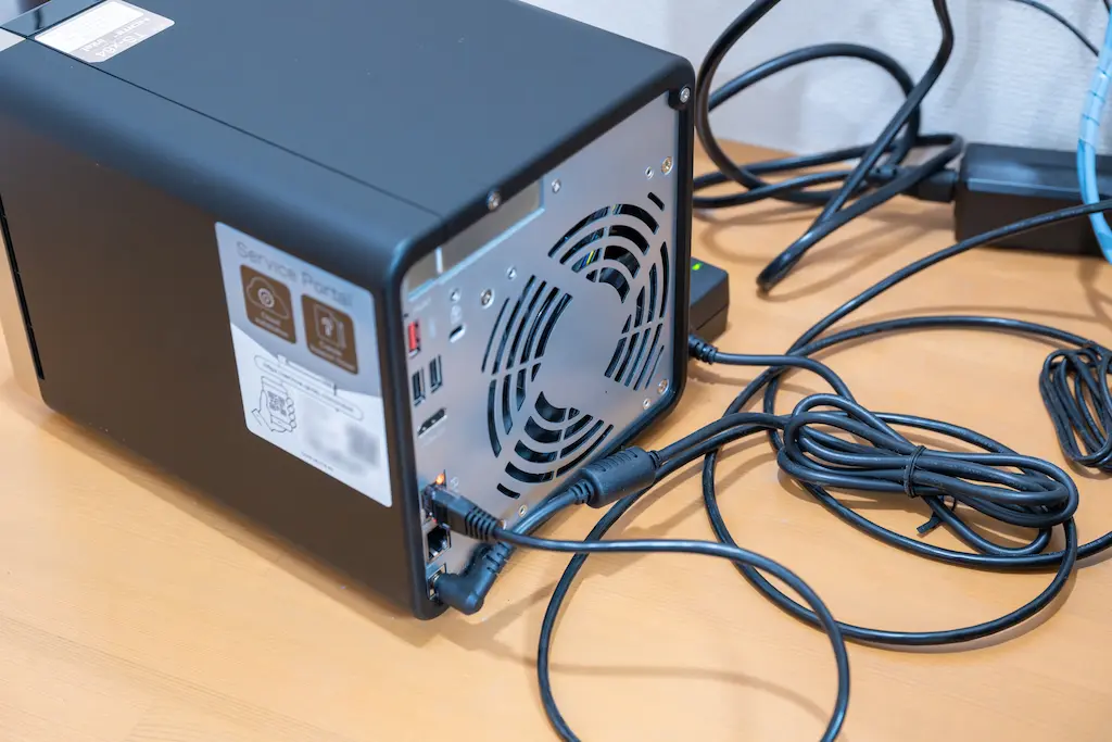 QNAP TS-464 作業前の背面｜電源ケーブルとLANケーブルを外してから作業