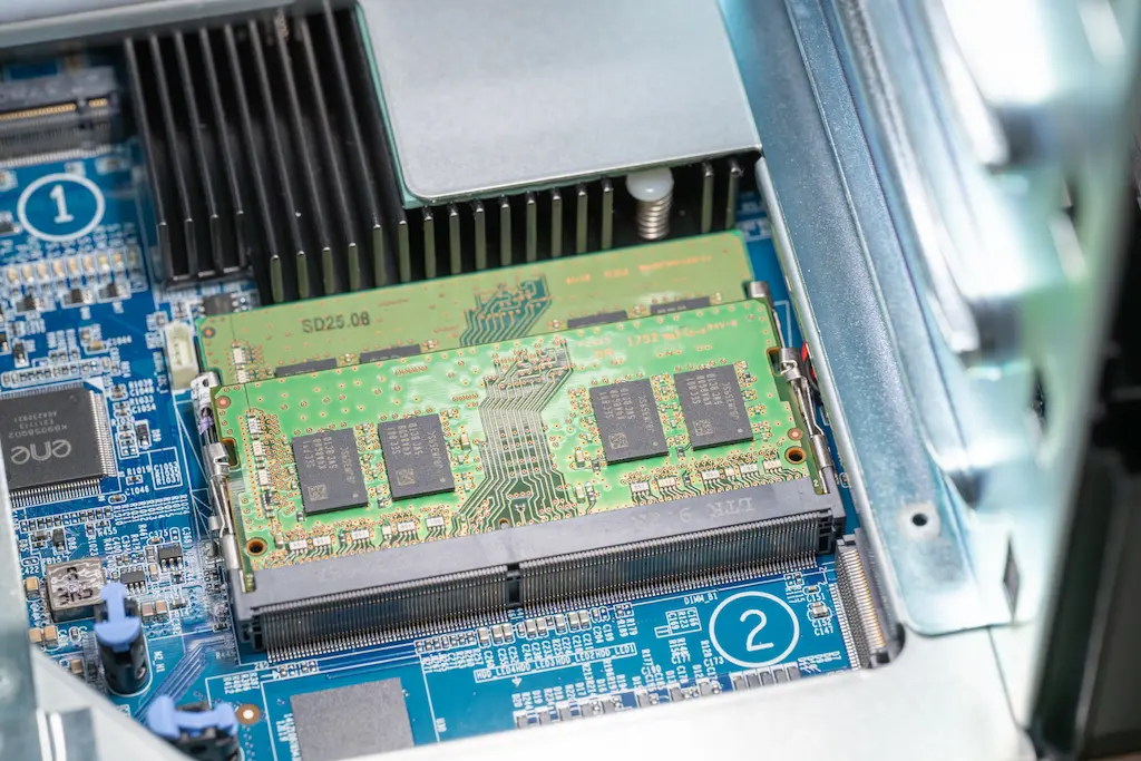 QNAP TS-464 メモリ16GB化｜Samsung 8GB DDR4 SO-DIMMを2枚装着