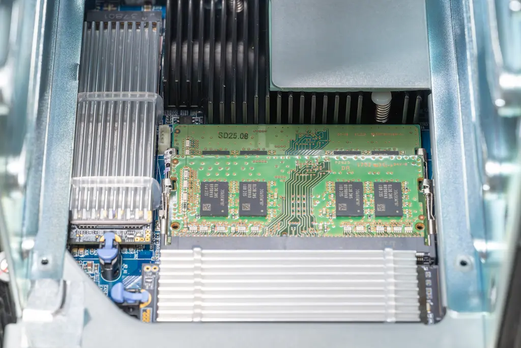 QNAP TS-464 M.2 SSD 2枚装着｜P34A60にHM-21を付けて取り付けた状態